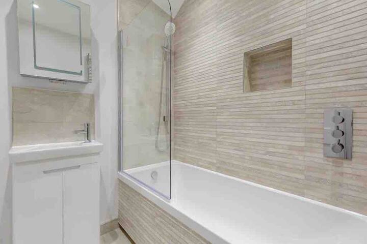 Newly Refurbished-Central Location- 2 Bedroom Flat gallery image 5