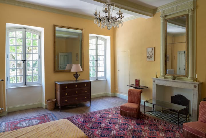 ห้องนอน 2 ชั้น 1: เตียงเดี่ยว 2 เตียง (หรือเตียงคู่ 1 เตียง)