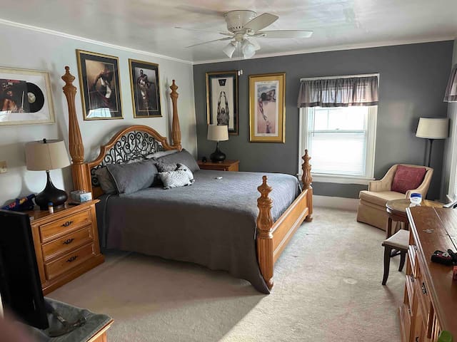 House of Bethesda – 5 Beds – 2 1/2 Bath -3 Sofas