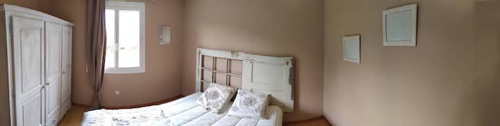 chumba cha kulala kilicho na kitanda kikubwa cha watu wawili