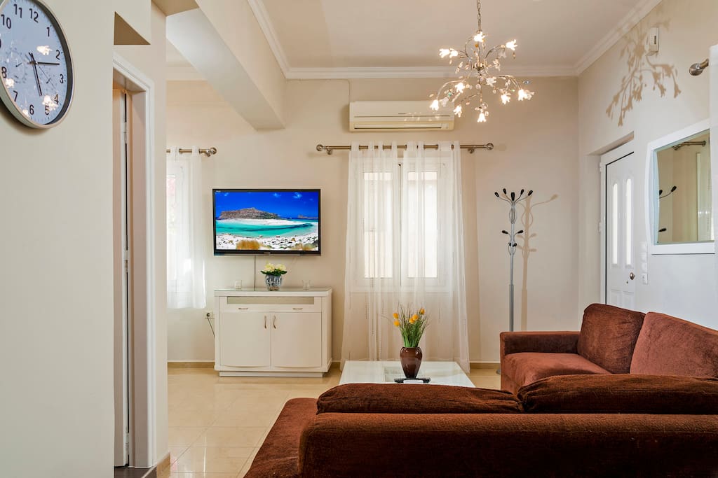 Luxury Ground floor Apartment with double and twin bedroom , living room and kitchen !!!