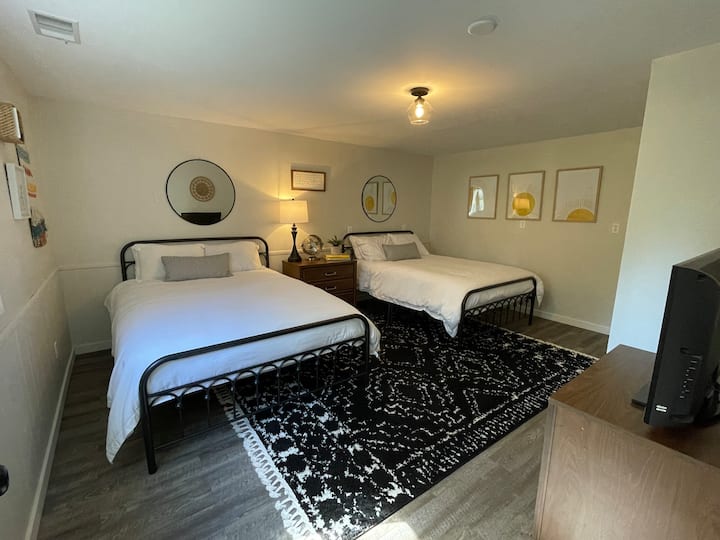 ห้องนอนที่ 1 พร้อมเตียงขนาดควีนไซส์ 2 เตียงและเด็กผู้ชายข้อเสนอแนะเกี่ยวกับสิ่งเหล่านี้คือพวกเขาสะดวกสบายมาก! "คืนที่ดีที่สุดของการนอนหลับ" หนึ่งในผู้เข้าพักของเรากล่าว ห้องนอนนี้อยู่ชั้นล่างมองเห็นสนามกอล์ฟ