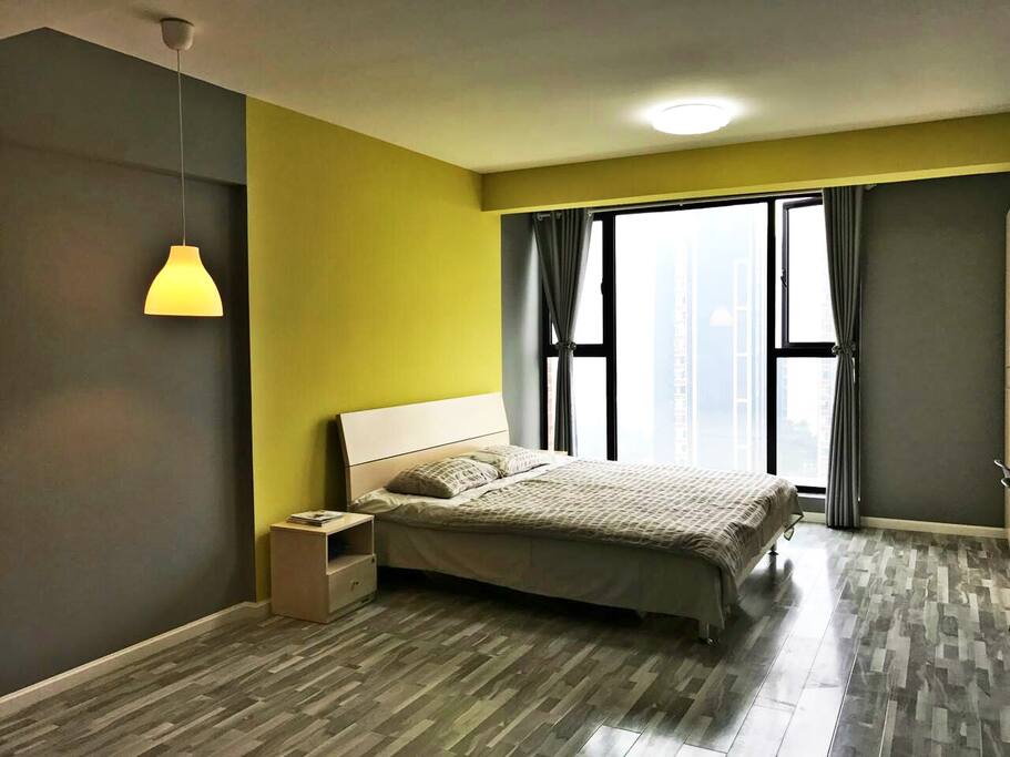 1.8M*2.0M Master bed, using EU standard quality bedding sets with buckwheat husk pillow so you could enjoy an Asian traditional regimen. 1.8米大床,使用欧洲品质床品以及日本品牌荞麦枕芯以帮助您在旅途中的睡眠品质。