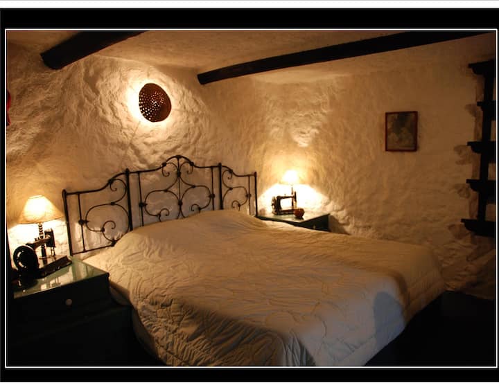  Спална соба 2 со брачен кревет (широк 180 - 200 см). Бања со тоалет