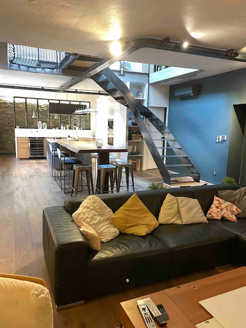 Popular Airbnb listing: City center loft apartment located on a quiet street in Grenoble