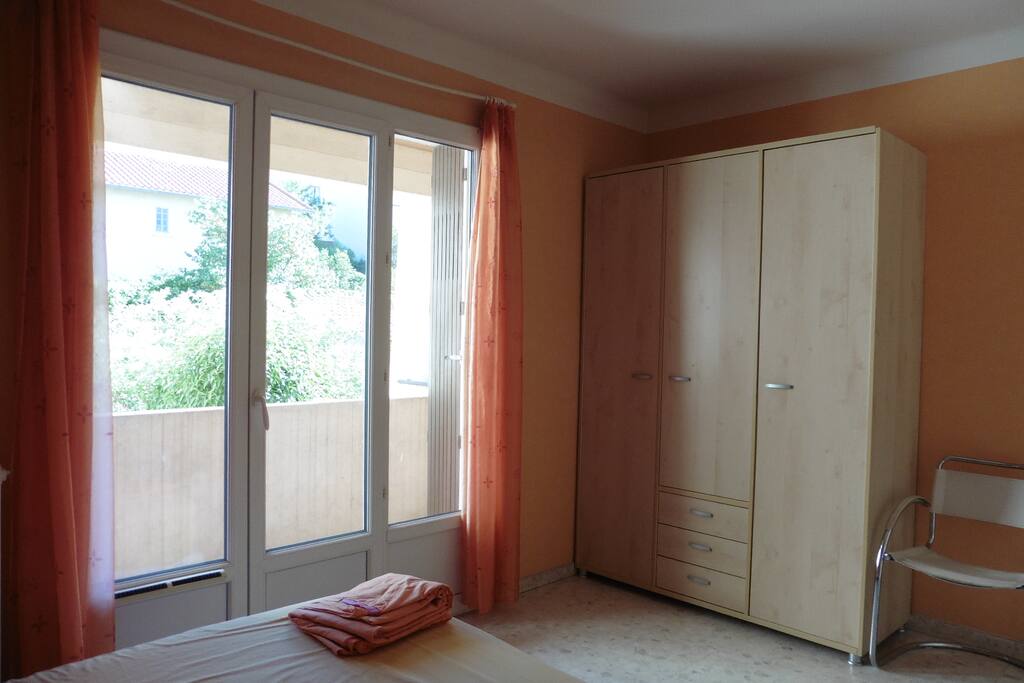 la chambre donne sur un balcon