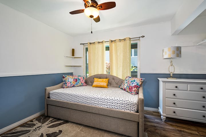 Dormitorio de invitados 2 con sofá cama y cama nido