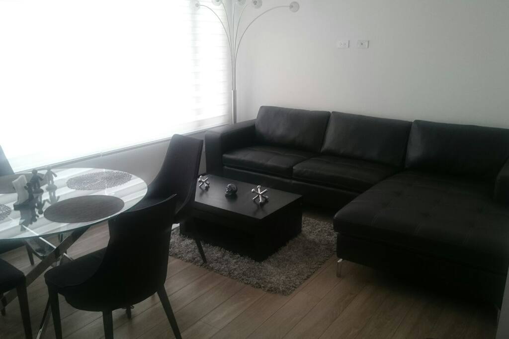 Sala y comedor / living room and round table up to 6 people