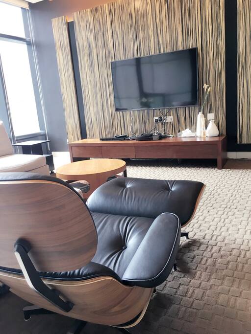 Smart TV with cable TV network. Wifi available too.