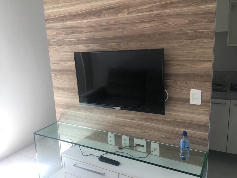TV 42 , COM SOFÁ RECLINÁVEL , DVD E FILMES.