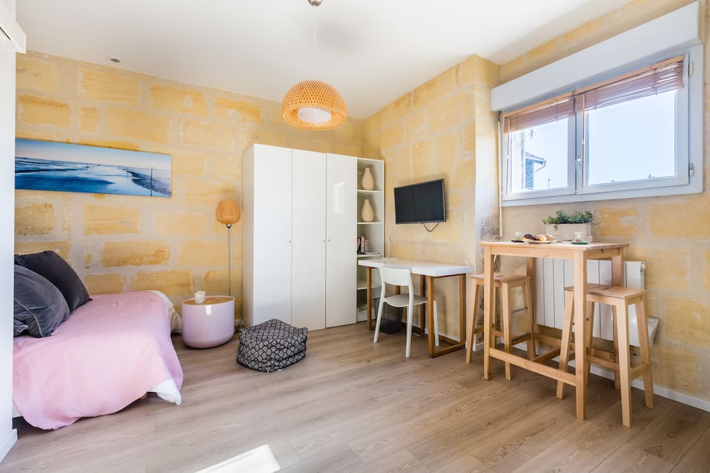 A cosy bed and dining area