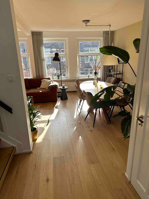 Top Airbnb: Bright and spacious apartment with roof terrace in Frederik Hendrikbuurt Noord