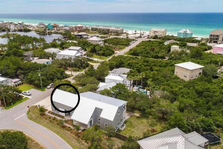 Modern Studio, Just steps to beach!, Sleeps Four.