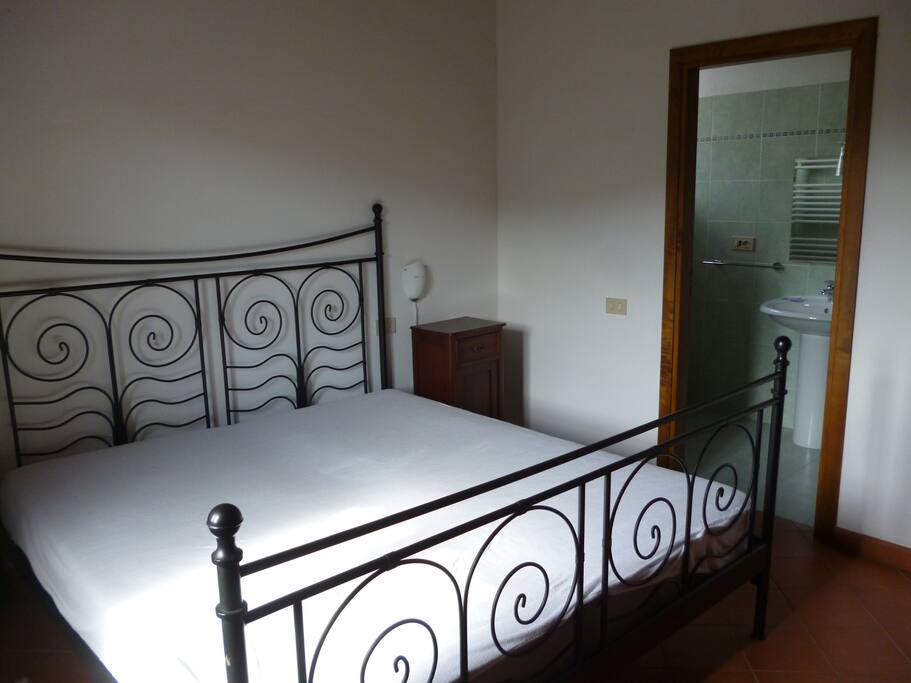 Camera con letto matrimoniale 1