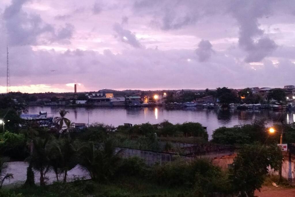 Amanhecer do dia pela janela do quarto