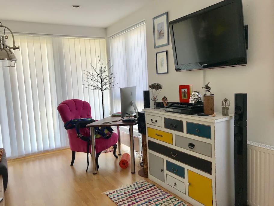 Wohnraum (Computertisch / TV)