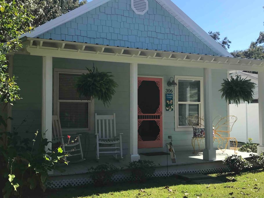 DOWNTOWN OCEAN SPRINGS COTTAGE..WALK TO BEACH Bungalows for Rent in