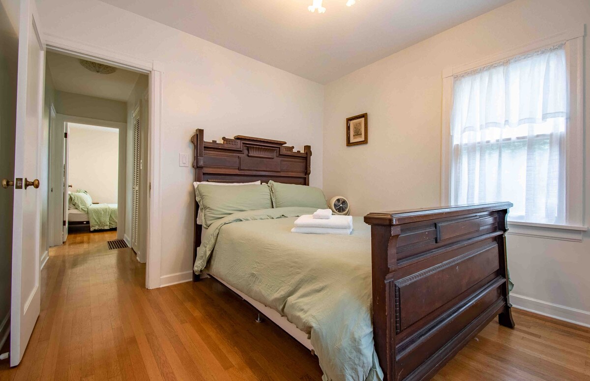 Тази втора спалня на главния етаж включва също ретро декор и двойно легло.