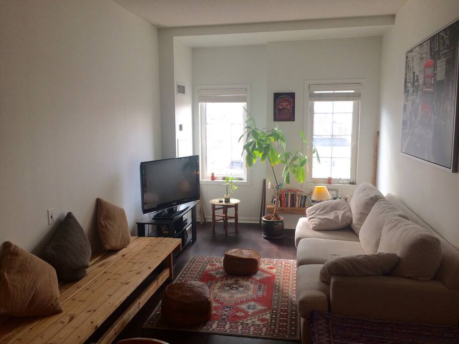 Light & Warm decor. Cable TV and Wifi.