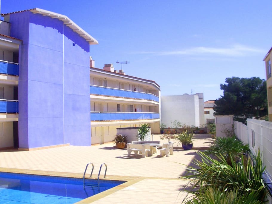 Edificio y piscina Salsadellans