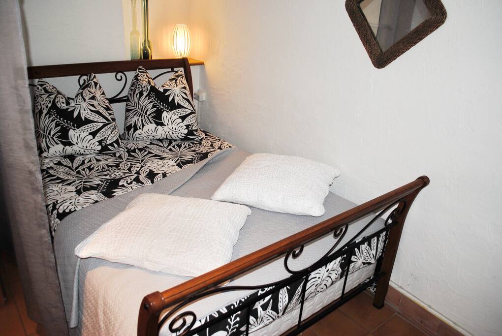 chambre en alcôve, lit douillet.