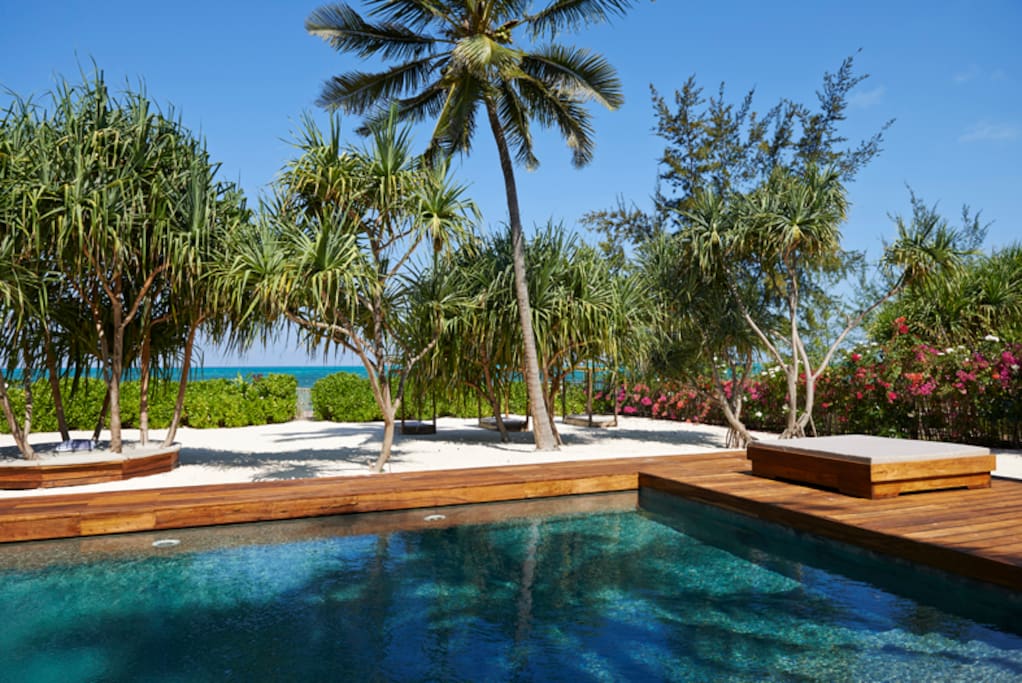 Large swimming pool... and sea!