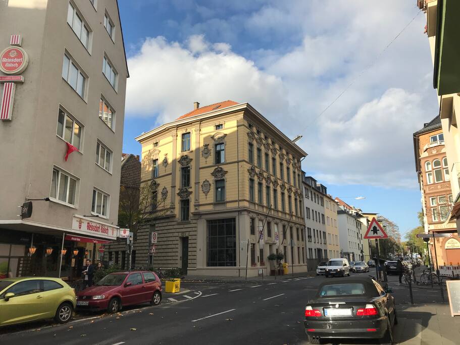 Direkt vor Tür, Penny Supermarkt, Brauhaus, echt Kölsche Kneipe und ein Metzger.
