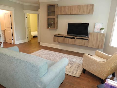 Top performing Airbnb: Modern 2 bdrm, ground floor, private entrance in Guildford