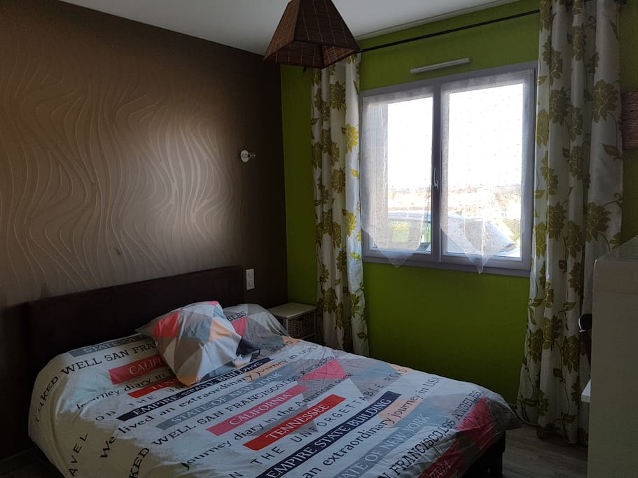 Chambre lit 140 bureau penderie avec tiroirs et étagères