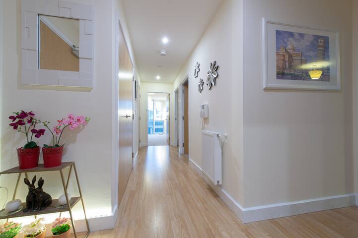 3 bedroom Aldgate East gallery image 5