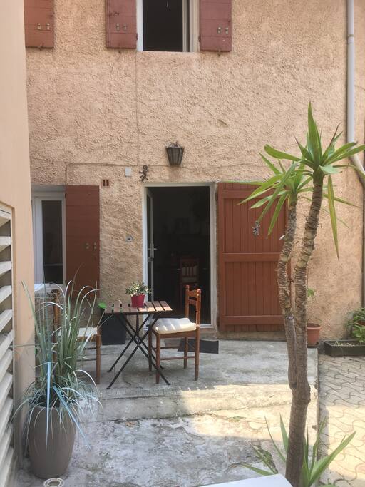 Couchage Clic Clac Salon dans une maison de Ville Située en Centre Ville de Brignoles. Parking gratuit à 1mn à pied. Services, Commerces et administrations à proximité immédiate. Ideal pour jeune travailleur en mission, Etudiant(e) en formation. Possibilité de Petit déjeuner ou panier repas (option payante). Logement partagé. Le Proprietaire sera au 1er étage.