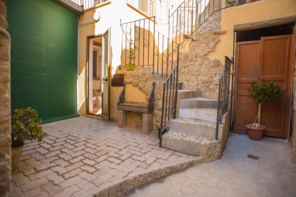 Cortile Privato con particolare della scala