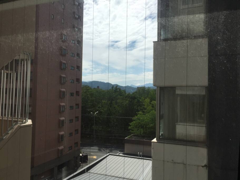 部屋から中島公園が見えます。