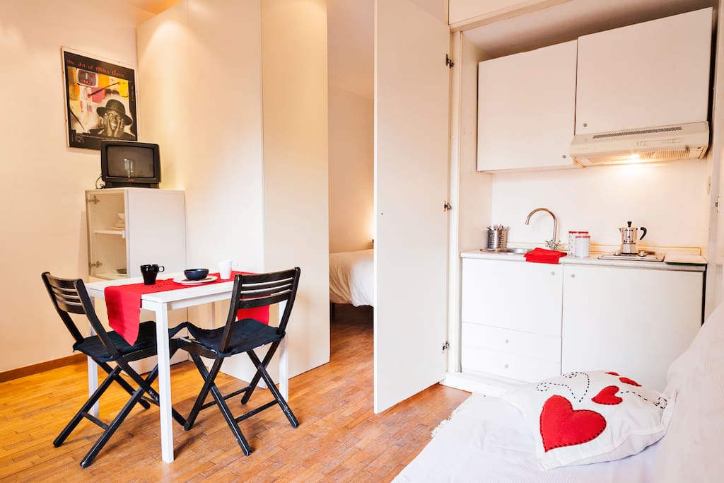 zona giorno con agolo cottura, tavolo e divano letto