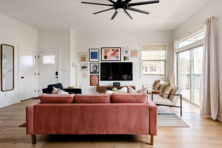 Bachelor(ette) Mansion | Heart of ATX | Sleeps 28 gallery image 5