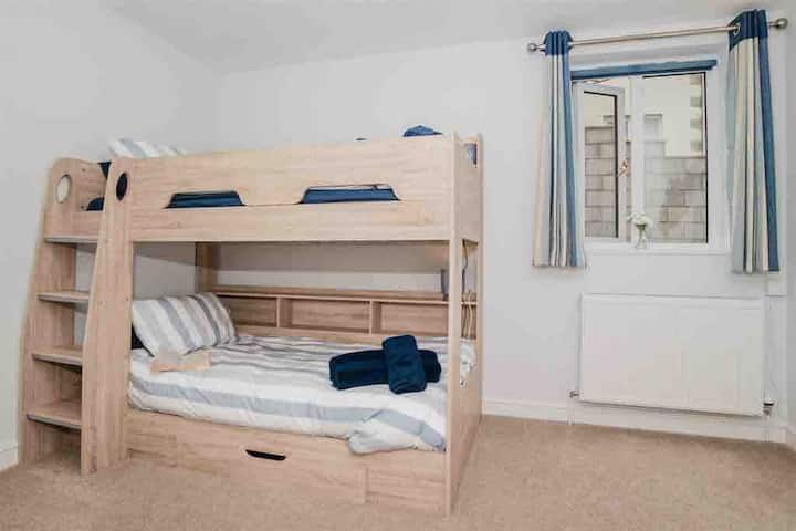 4. spavaća soba sa spojenom kupaonicom, kadom i tušem 