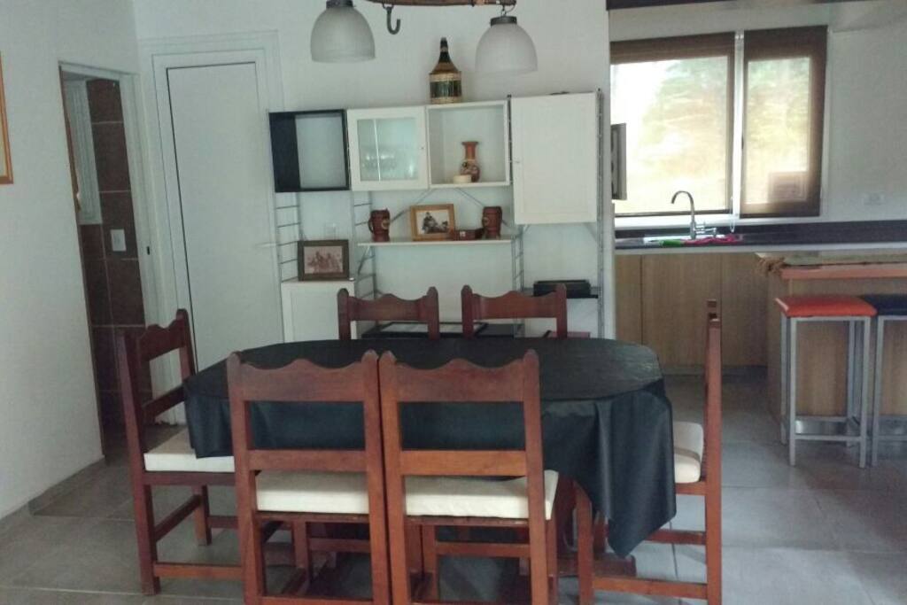 Comedor con mesa y silla de algarrobo.