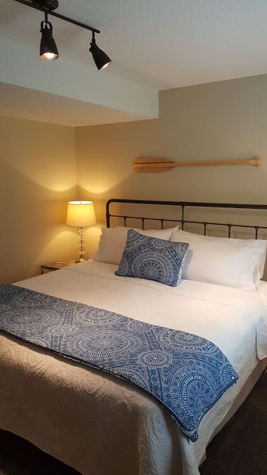 Lovely king size bed awaits you!