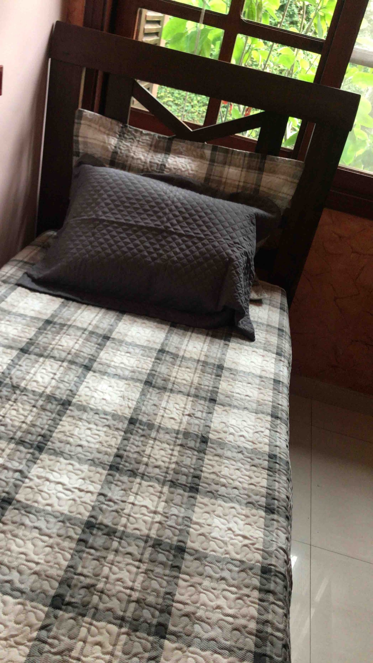 Suíte do goar,térreo( com uma solteiro bed and um beliche)
Andar térreo.