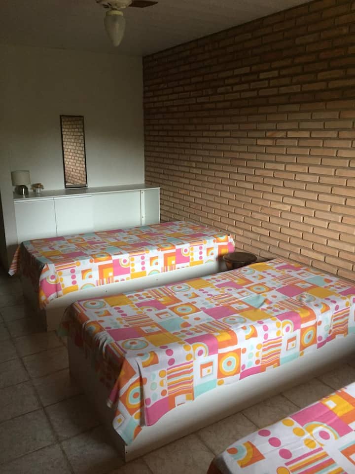 Dormitorio 3: no tiene aire acondicionado, solo ventilador.