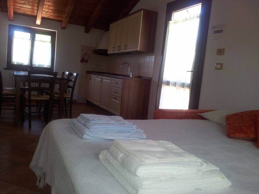 Divano letto e angolo cucina