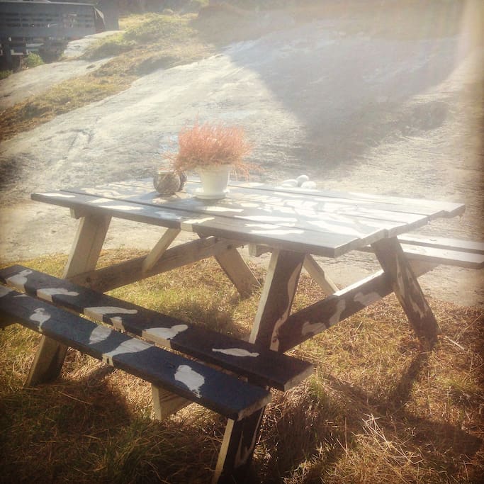 Warm and sunny in the summer. Enjoy a cup of coffee outside at the homemade garden table - one of the advantages of not facing the fjord is the privacy you get instead