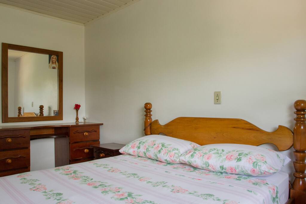 Quarto de Casal 1 com Split quente e frio.