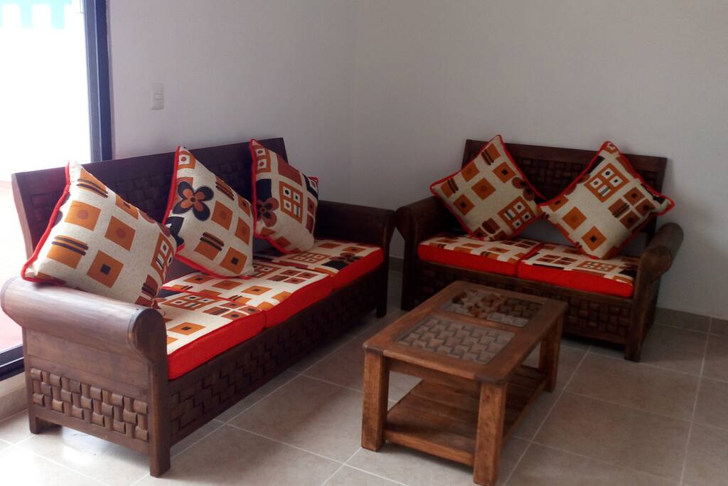 sala con un ventanas corredizas y con acceso al patio