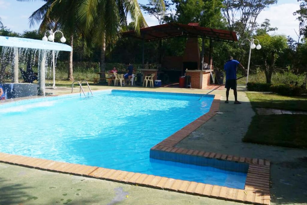 Piscina con bar-cascada, parrillera, 2 bohios, 2 baños, áreas verdes, cocina con horno, freezer y mesonero