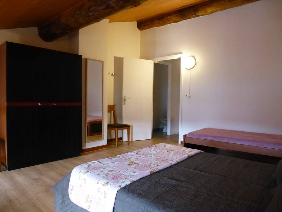 Chambre à l'étage, avec lambris poutre en sapin, et parquet bois. Literie neuve en 140cm + 2 lits en 90cm.
