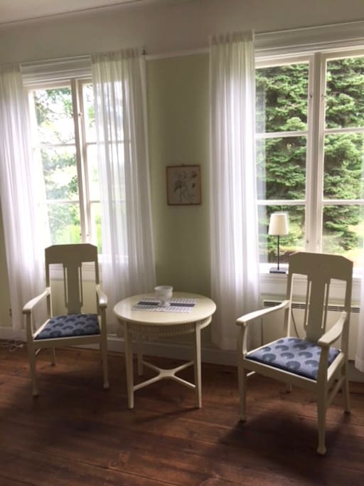 I huset finns sittgrupper och vackra miljöer