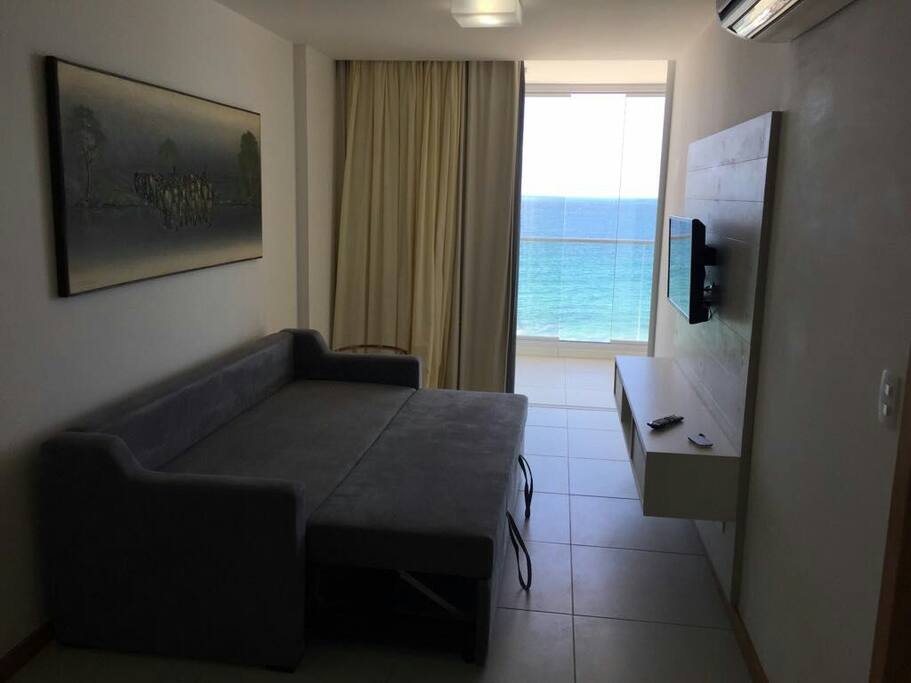 sala com sofá cama tv digital, Ar condicionado e uma linda vista para o mar.