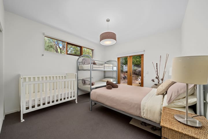 Treća spavaća soba - bračni krevet, krevet na kat i dječji krevetić u punoj veličini. - spavaća soba 3