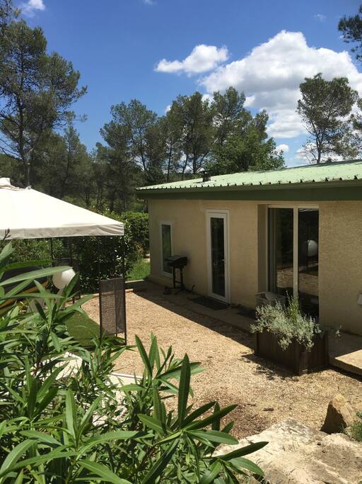 La terrasse extérieure de la maison avec bain de soleil et table